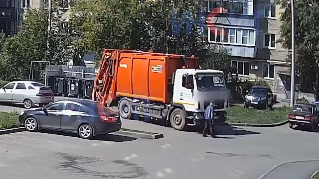 [動画0:48] ゴミ収集車の前で立ち止まる80歳の男性、轢かれる