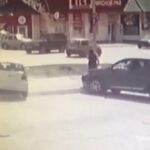 [動画0:15] 高齢女性、ブレーキとアクセル踏み間違えて歩行者を襲う