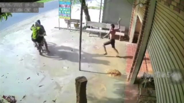 [動画0:14] ベトナム人さん、ハンマーを振りかぶって泥棒を追いかける