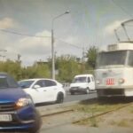 [動画0:18] 左折する車、トラムの前を横切り衝突