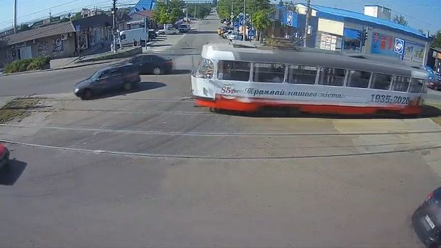 [動画0:41] トラムに気付いていない車、線路を横切り方向変換しようとする