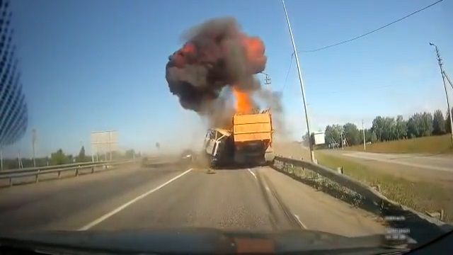 [動画1:00] トラック同士が正面衝突、大爆発を起こす