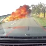 [動画0:35] 猛スピードで追い越すバイク、対向車と衝突して激しく炎上