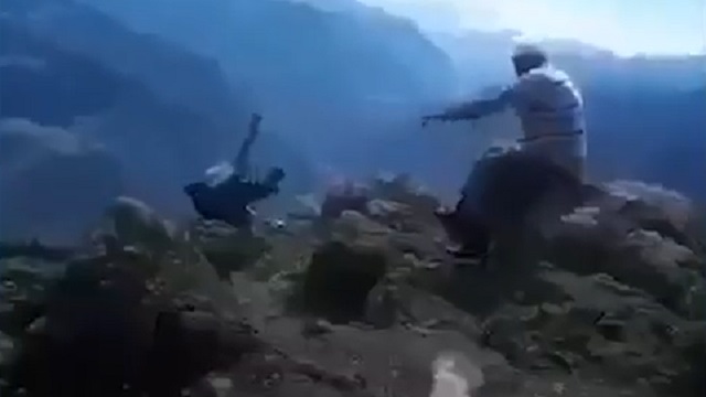 [動画0:59] 家族で散歩に来た男性、71歳の義母が崖から転落する瞬間を撮影してしまう
