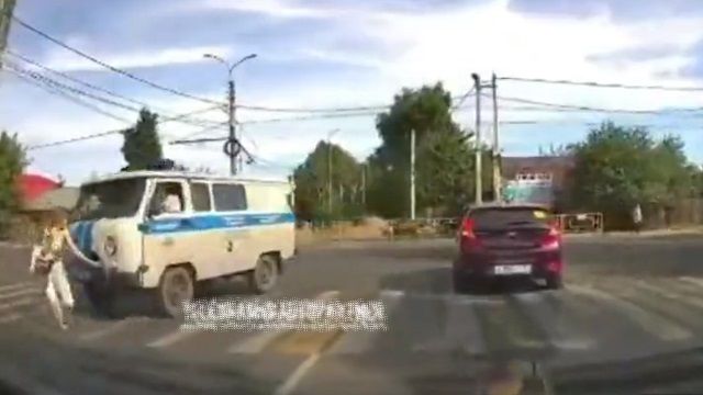 [動画0:38] 警察車両、横断歩道の10代少女をはねる