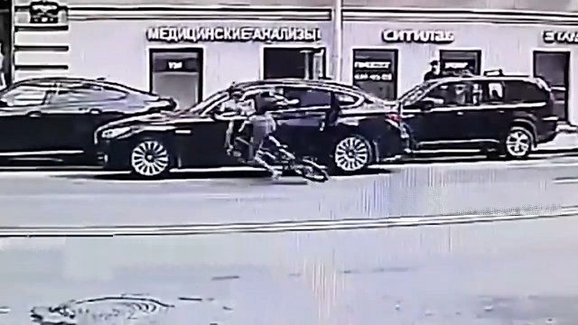 [動画0:28] ドア開き事故が発生→駆けつけたパトカーもドア開き事故
