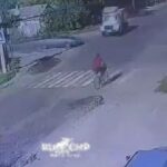 [動画0:39] 自転車の男性、交差点で衝突したゴミ収集車に巻き込まれる