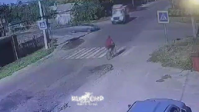 [動画0:39] 自転車の男性、交差点で衝突したゴミ収集車に巻き込まれる