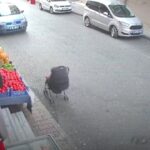 [動画0:46] 不注意な母親、店の前に置いたベビーカーが動き出す・・・