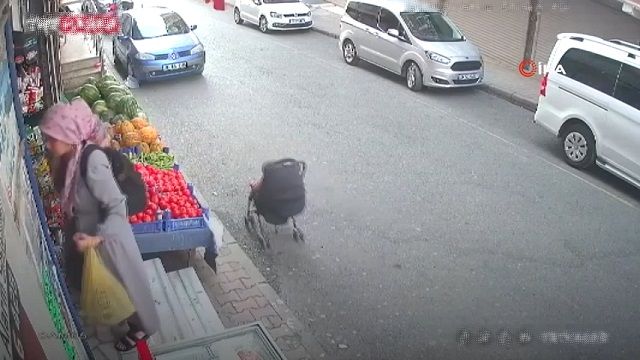 [動画0:46] 不注意な母親、店の前に置いたベビーカーが動き出す・・・