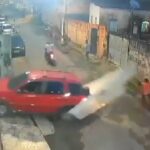 [動画0:48] 車がゲートを突き破り塀に衝突！子供が潰される事故に・・・