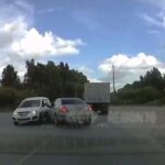 [動画0:12] 前のトラックより先に左折したろ！→接触事故