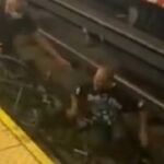 [動画0:41] 線路に転落した車椅子の男性、救助の一部始終