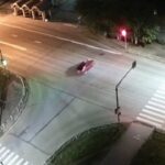 [動画0:36] 何があった？丁字路でまっすぐ木に衝突する車
