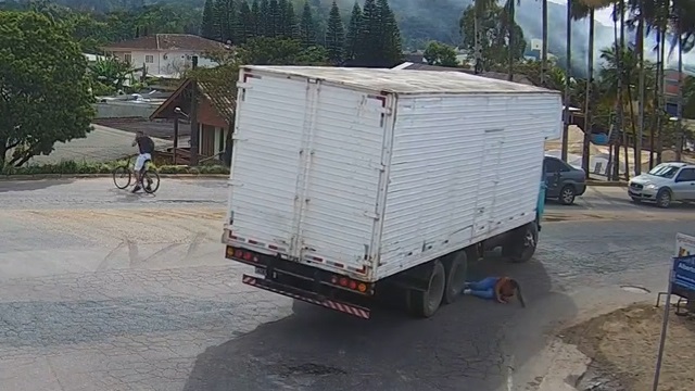 [動画0:28] 19歳女性、危うくトラックに潰されそうになる