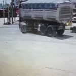 [動画3:13] Uターン中の大型トレーラーにピックアップトラックが突っ込む