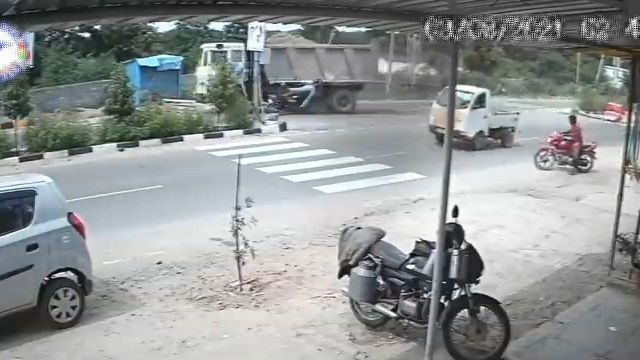 [動画1:19] ダンプが逆走、バイクが衝突してしまう