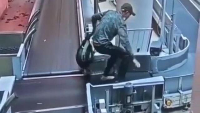 [動画1:00] ロシア人さん、スーツケースに紛れて飛行機に乗り込もうと試みる
