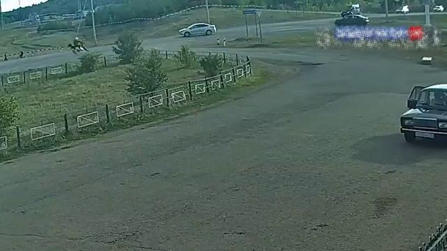 [動画0:28] 60歳女性が運転する車、道路に飛び出してバイクと衝突