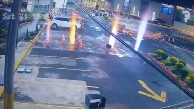 [動画0:39] グアテマラで駐車場が爆発！中国よりも美しく爆発する