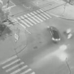[動画0:27] 左折車と衝突したバイク、悲惨な事故に