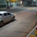 [動画0:59] 車に撥ねられた男性、２分後に車に轢かれる