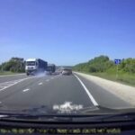 [動画0:20] 猛スピードで追い越そうとした車、3台の車と接触