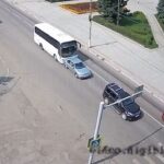 [動画0:23] 横断歩道で停まる車にバスが追突！歩行者も撥ね飛ばす
