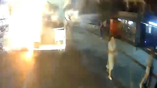 [動画1:12] バス停のバスが大爆発！カメラに映った衝撃の事故