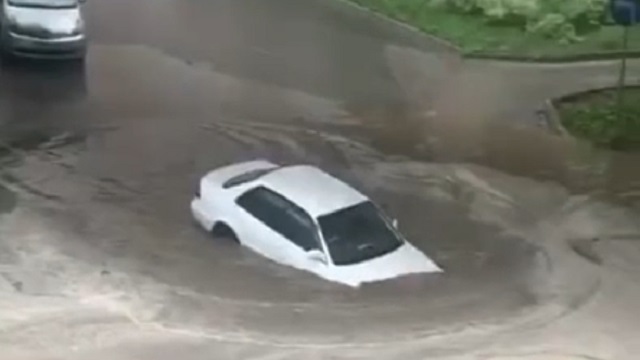 [動画1:15] 冠水した道路に突っ込む無謀な車、動けなくなる