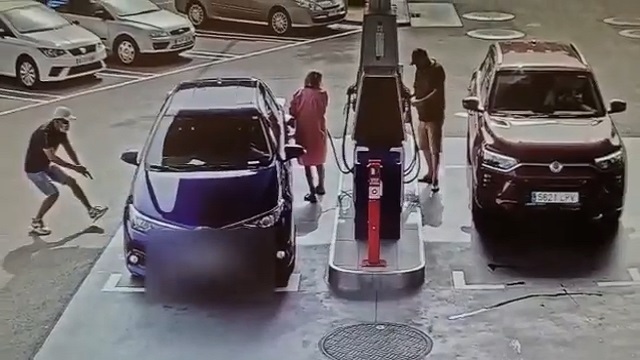 [動画0:33] 給油中に油断しちゃった女性、あの手口でバッグを盗まれる