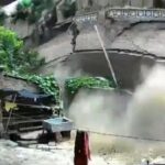 [動画0:32] 崖に作られた洞窟タイプの住居、崩壊する