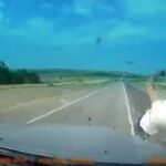 [動画0:56] 68歳男性のスクーター、Uターンしようとして撥ね飛ばされる