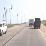 [動画0:52] トラック１「道路脇から抜いたろ！」トラック２「ここで右折」→衝突