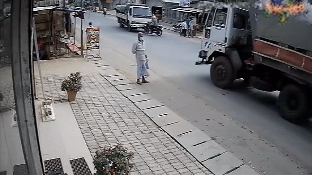 [動画0:57] 道路脇に佇む老人もビックリ、バイクが正面衝突