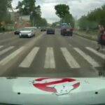 [動画0:53] ゴーストバスターズ、横断歩道の事故を目撃する