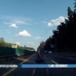 [動画0:10] ベラルーシ人、高速道路を横断して撥ねられる