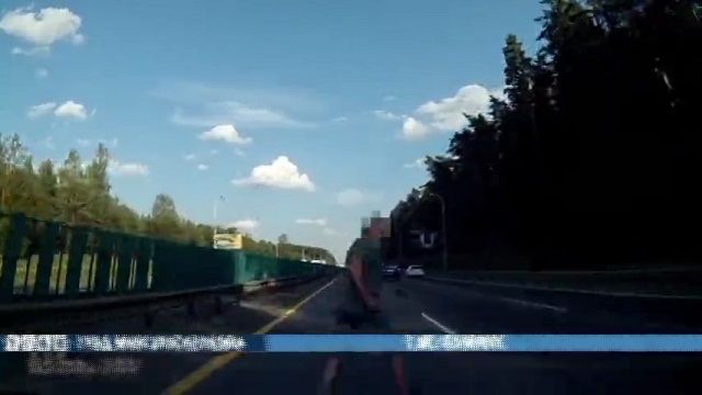 [動画0:10] ベラルーシ人、高速道路を横断して撥ねられる