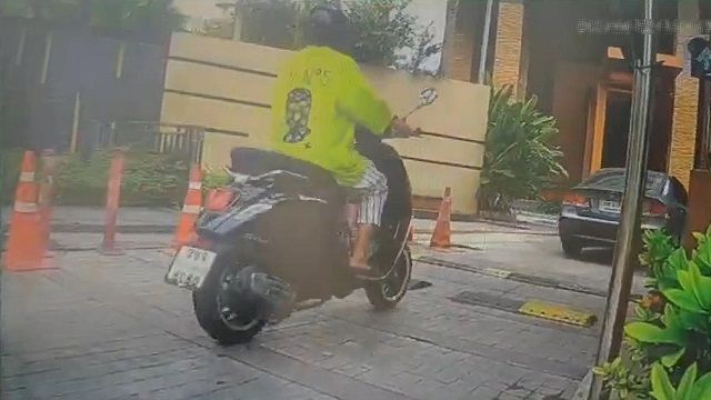 [動画0:07] スクーター、車に続いてゲートを通ろうとした結果