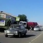 [動画0:16] ゴミ収集車、横断歩道で停止した車を避けて道路から転落