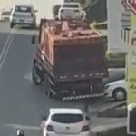 [動画0:29] 過積載？レンガを運ぶトラックが坂道で横転