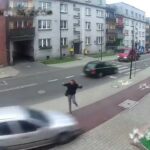 [動画0:27] 歩道に突っ込む暴走車両、身軽に避ける男性