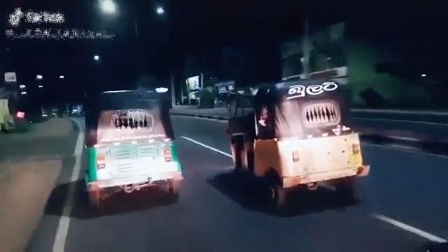 [動画0:30] スリランカのトゥクトゥク、公道でレースをした結果