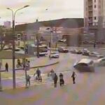 [動画0:14] 横転した車が歩行者を襲う！カメラに映った悲惨な事故