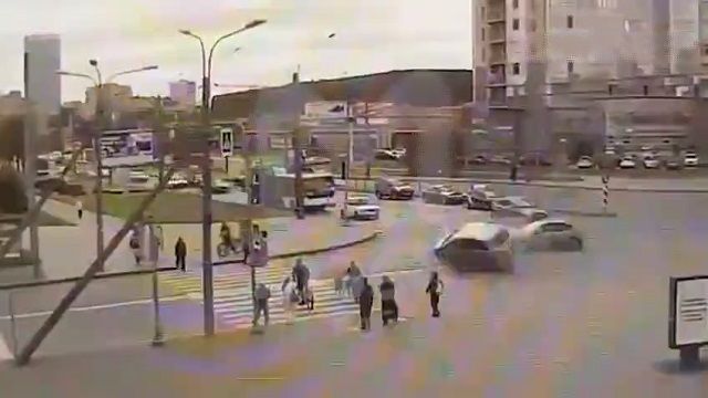 [動画0:14] 横転した車が歩行者を襲う！カメラに映った悲惨な事故