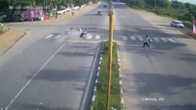 [動画1:00] 速度超過のバイク、車線変更するスクーターに衝突