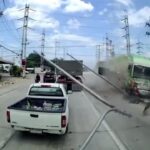 [動画0:18] 信号無視のトラックが事故、信号機などを破壊しながら突っ込んでくる