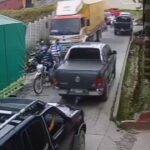 [動画0:48] ２人乗りバイクの兄弟、トラック２台の間で潰される