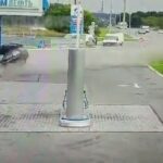 [動画0:51] 猛スピードで制御を失った車、ガソリンスタンドに突っ込む