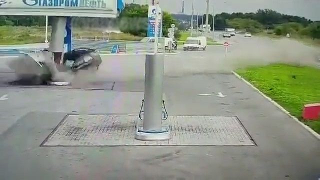 [動画0:51] 猛スピードで制御を失った車、ガソリンスタンドに突っ込む